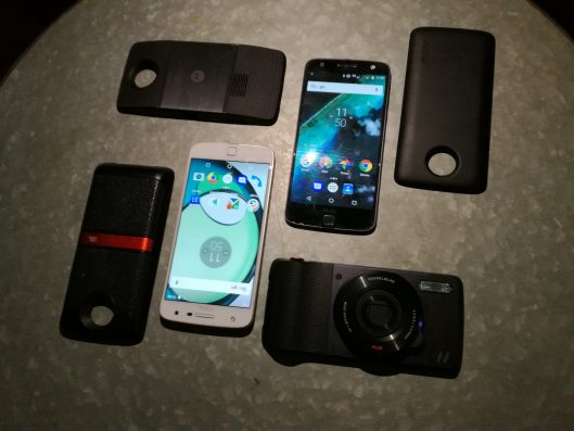 Lenovo Janjikan Banyak Mods Untuk Moto Z dan Moto Z Play