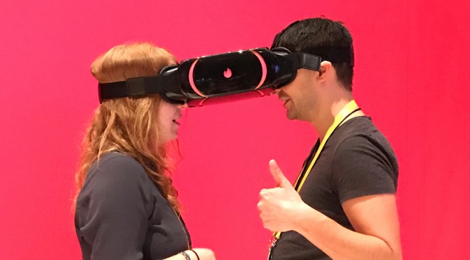 Mau Coba Cari Pacar di Tinder Virtual Reality?