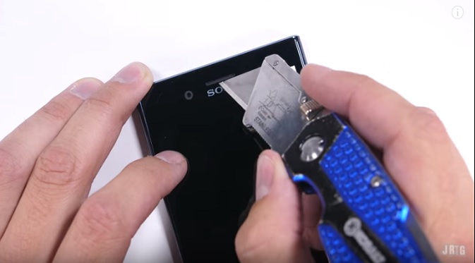 Xperia XZ Premium Digores, Dibakar, dan Dibengkokkan! Mampukah Bertahan?