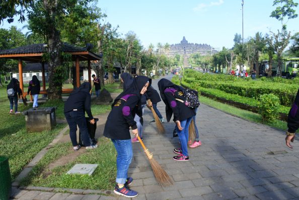 Bersih-bersih Candi Borobudur Pasca Rayakan Kelahiran Vivo V9