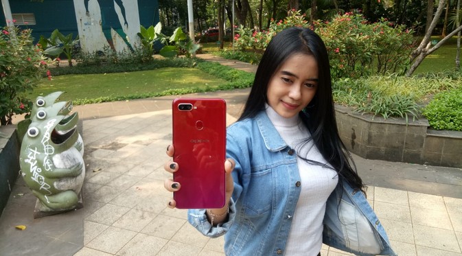 Melihat dari Dekat Sosok Oppo F9 yang Notch-nya Meramping