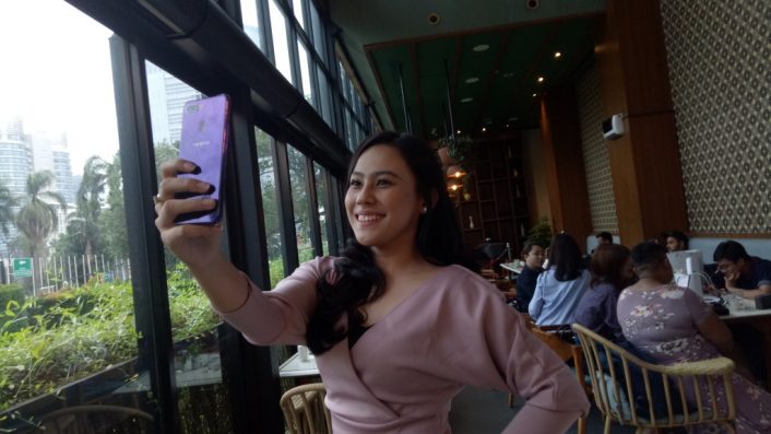 Ikuti Tren Warna, Oppo F9 Persembahkan Varian Starry Purple