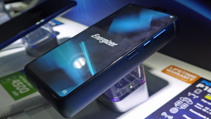 Ini Wujud Smartphone Berbaterai 18.000 mAh Buatan Energizer