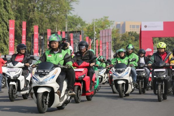 Ikut Parade Kendaraan Listrik, Gojek Serius Mau Pakai Motor Listrik?