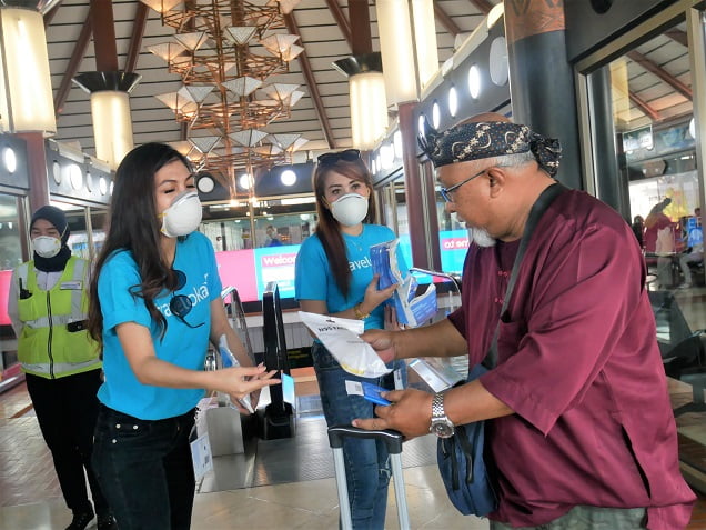 Tangkal Virus Corona, Traveloka Bagi-bagi Masker N95 di Bandara Soetta