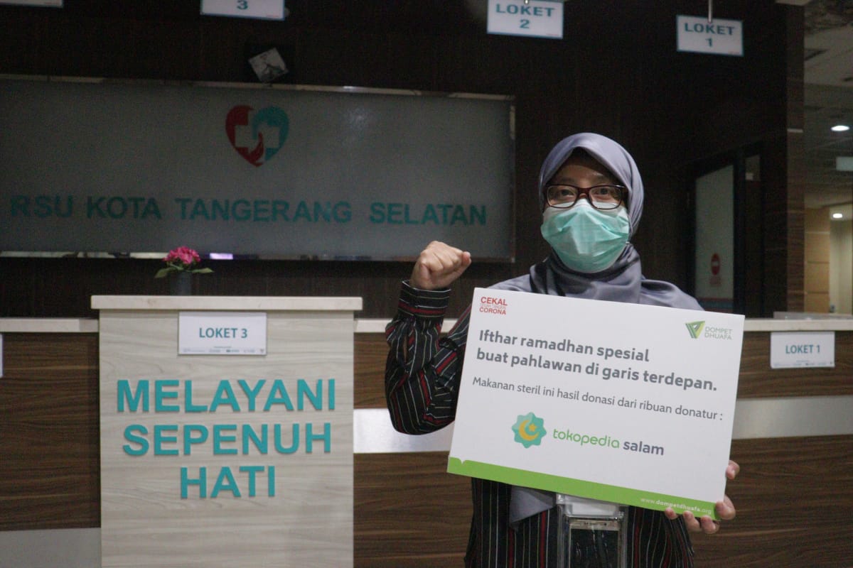 Tokopedia dan Dompet Dhuafa Bagikan Takjil Untuk Tim Medis