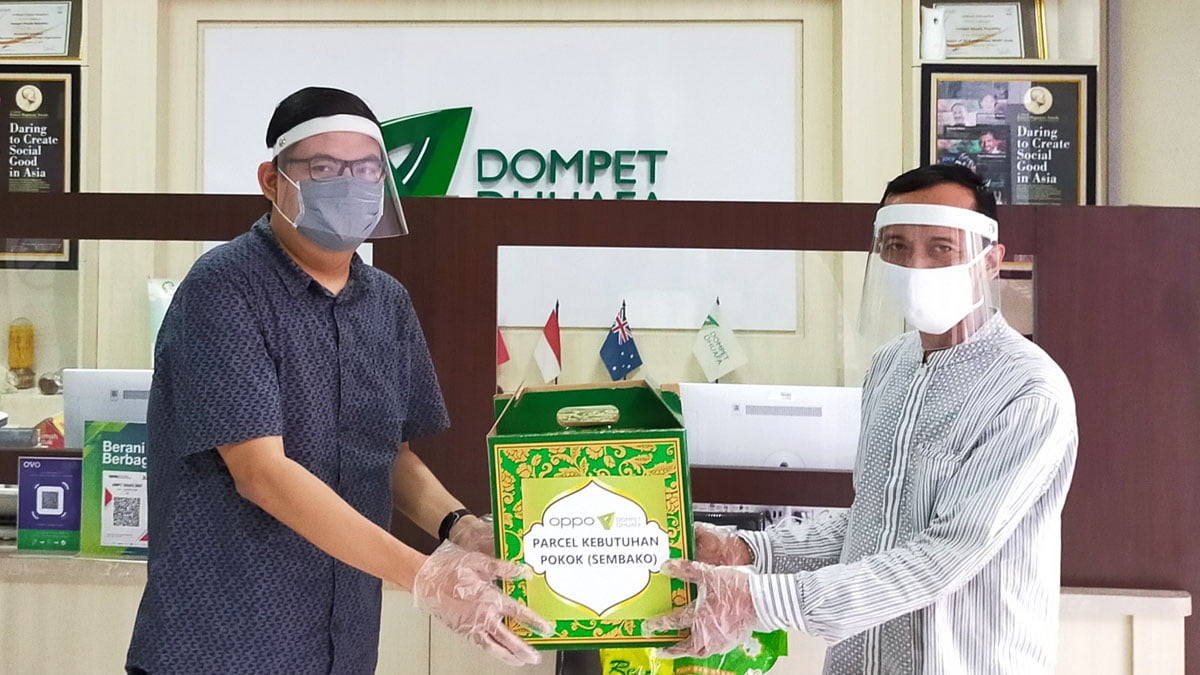 OPPO Menyerahkan Donasi Terakhir             #SejernihDepanMata ke Dompet Dhuafa