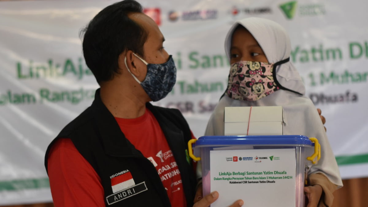 Dompet Dhuafa Jabar Gandeng LinkAja, Jasamarga dan Telkomsel Bagikan Kado untuk Ratusan Anak Yatim