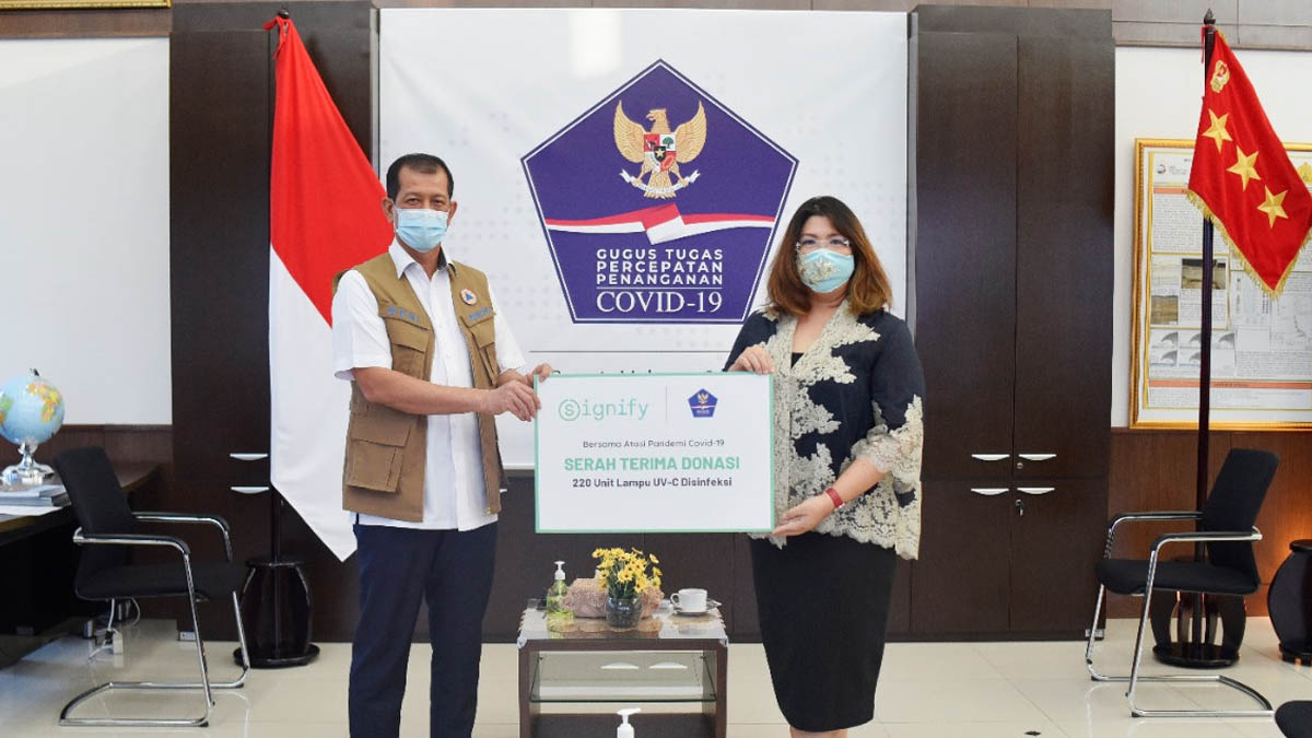 Dukung Penanganan COVID-19 di Tanah Air, Signify Donasikan Troli UV-C