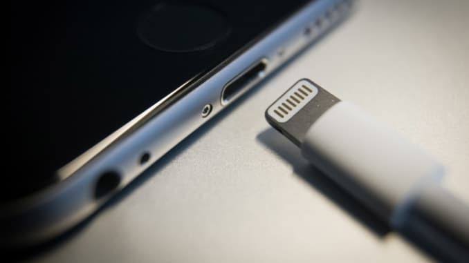 Setelah Charger, Apple Juga Bakal Hilangkan Kabel Lightning?