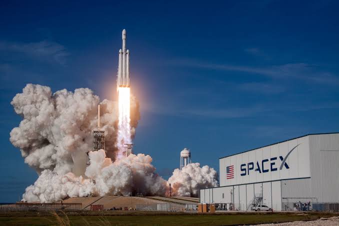 SpaceX Luncurkan Roket Pertama di Tahun 2021