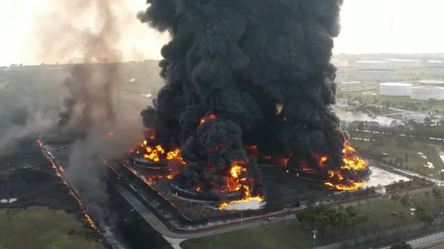 Video Amatir Kebakaran Kilang Minyak Pertamina di Indramayu Bertebaran di Medsos