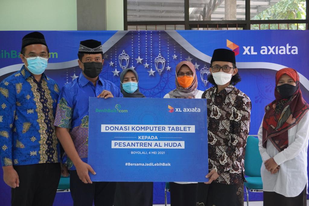 Kembangkan Desa Digital, XL Axiata Donasikan 100 Laptop ke Belasan Pesantren