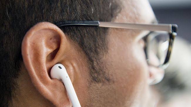 Duh, Pria Ini Tak Sengaja Telan AirPods Saat Tidur