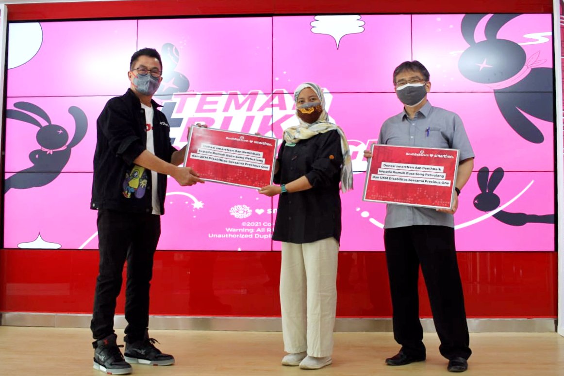 Smartfren Salurkan Donasi untuk Rumah Baca dan UMKM Disabilitas