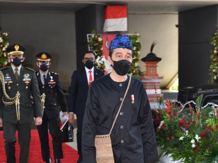 Gaya Jokowi Pakai Baju Adat Baduy, Netizen: Keren Pak!