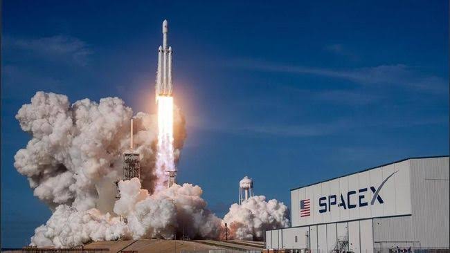 SpaceX Sukses Lontarkan Warga Sipil ke Antariksa