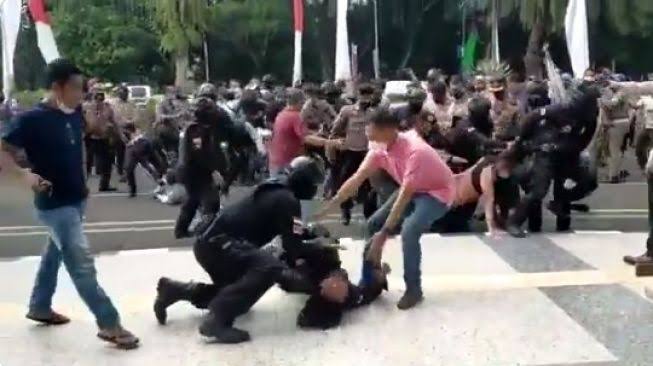 Viral Video Polisi Smackdown Mahasiswa Hingga Kejang