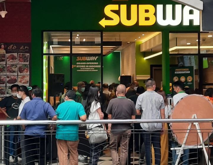 Viral Antri "Subway" di Mall, Netizen: Kayak Gak Ada Besok