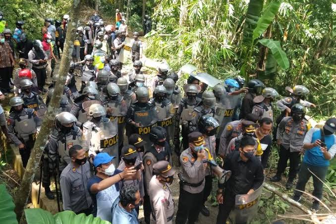 Heboh, Video Polisi Tangkap Puluhan Warga Desa Wadas