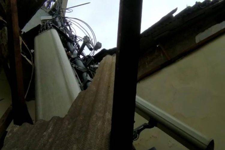 Tower BTS Roboh dan Timpa Rumah Warga, Telkomsel Perbaiki Rumah yang Rusak