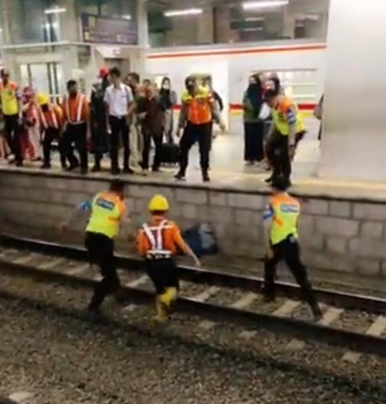 Bikin Jantungan! Seorang Wanita Jatuh dari Peron Stasiun Manggarai