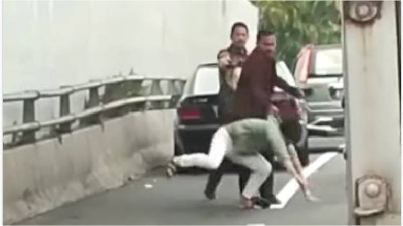 Viral Video Pemukulan Pengemudi di Jalan Tol Gatsu