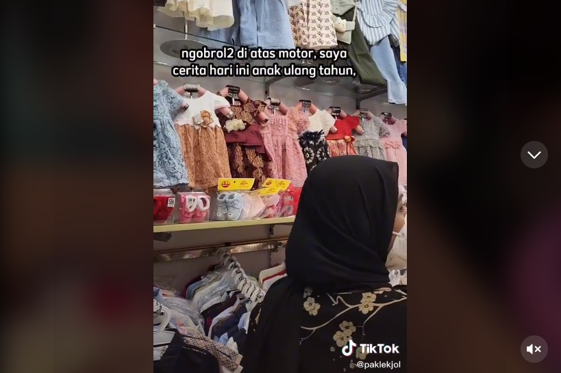 Video TikTok Viral, Kisah Customer Grab Baik Hati Beli Kado untuk Anak Driver