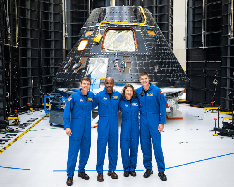 Foto 4 Calon Astronot Bulan dengan Pesawat Luar Angkasa Orion