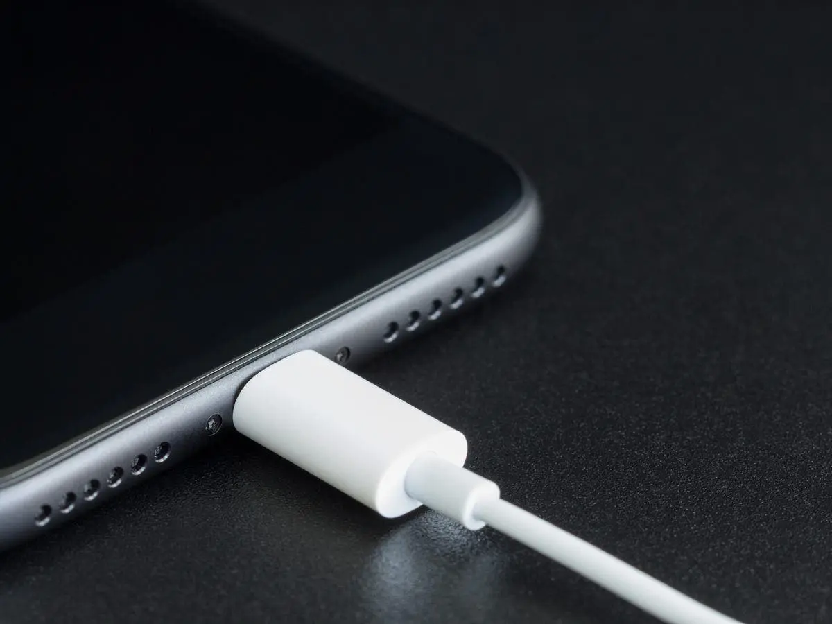 Isi Daya iPhone 15 Harus Pakai Charger Resmi, Strategi Penjualan atau Masalah Keamanan?