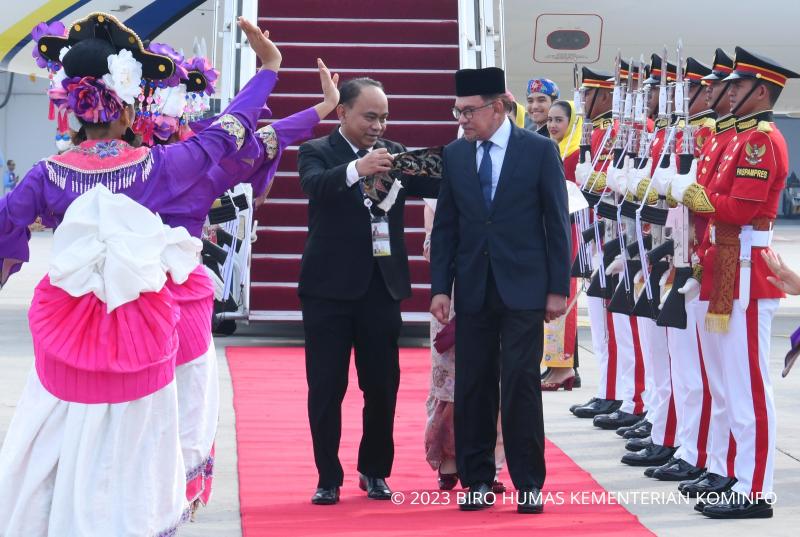 Baru Datang, Menkominfo Ajak Perdana Menteri Malaysia "Nonton" Tari Renggong Manis