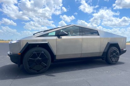 Tesla Akhirnya Ungkap Tanggal Pengiriman Mobil Futuristik Cybertruck