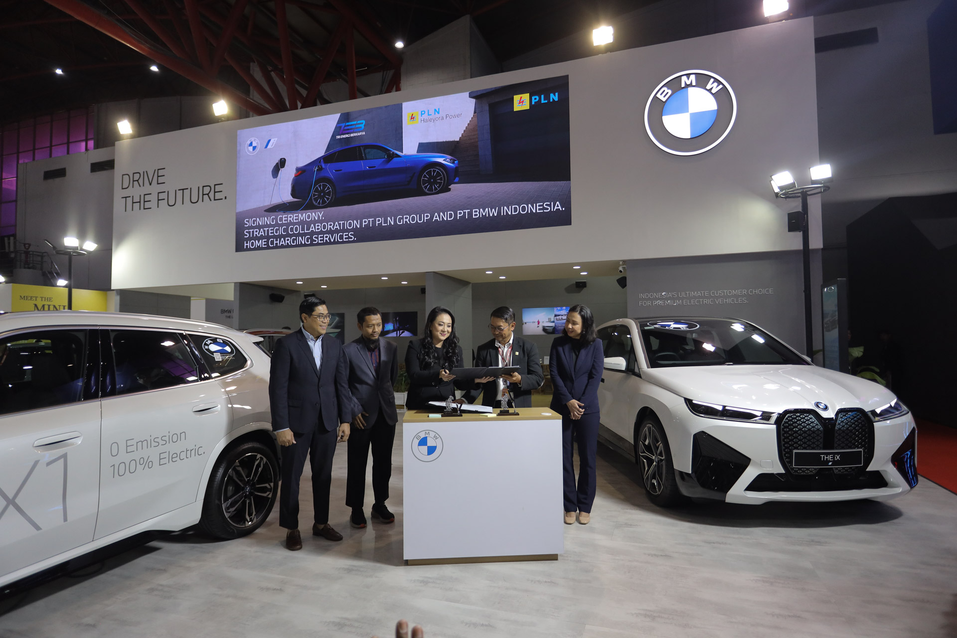 BMW Group Jalin Kerjasama dengan PLN, Hadirkan Home Charging Services