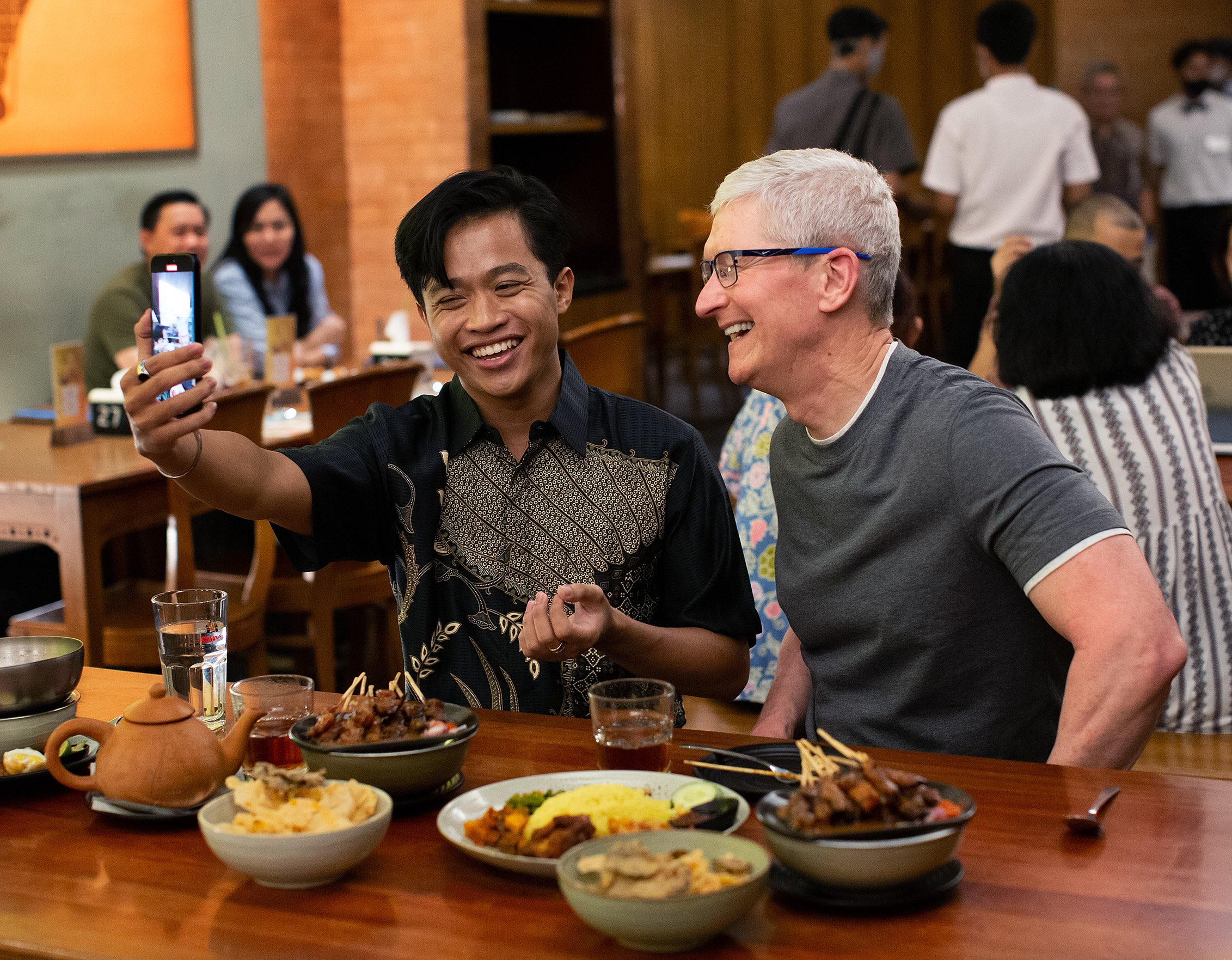 Hal Pertama Dilakukan Tim Cook Saat Tiba di Indonesia