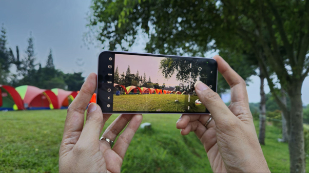 Tips Jepret Foto Malam Aesthetic Saat Liburan Camping dengan Galaxy A35 5G