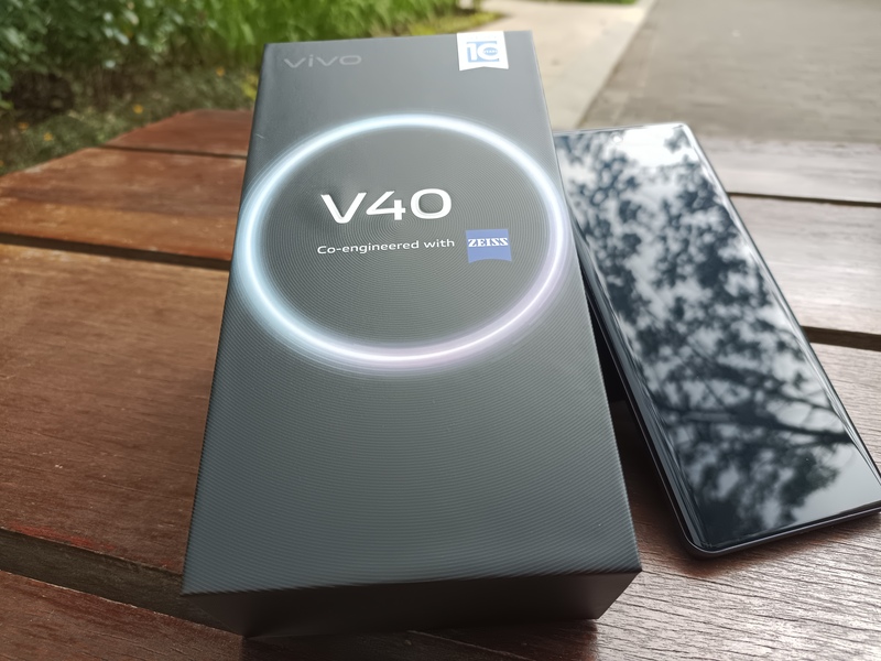 Unboxing Vivo V40, Smartphone Kamera ZEISS Tanpa Gelar "Pro"