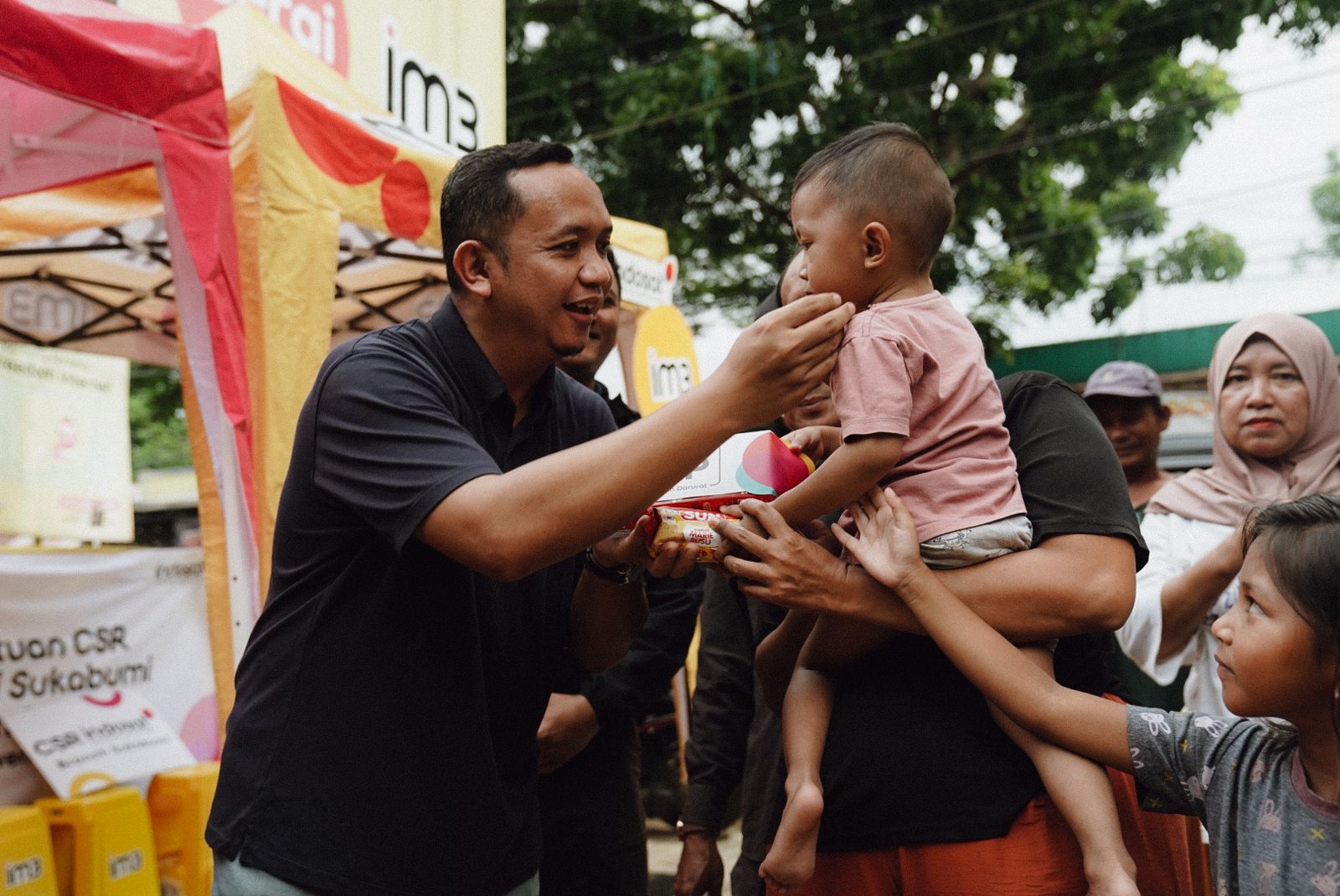 Indosat Salurkan Bantuan Kemanusiaan Tanah Longsor Sukabumi