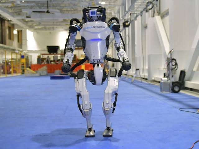 Robot Humanoid Boston Dynamics Pamer Aksi Backflip