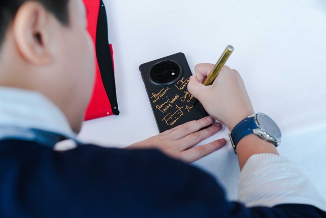 Lelang Oppo Find N5 Edisi Spesial Hasilkan Uang Rp2,5 Miliar